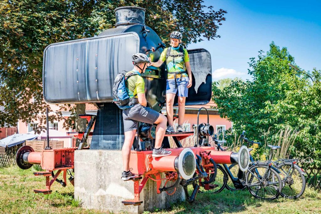 Radfahrer auf Lok